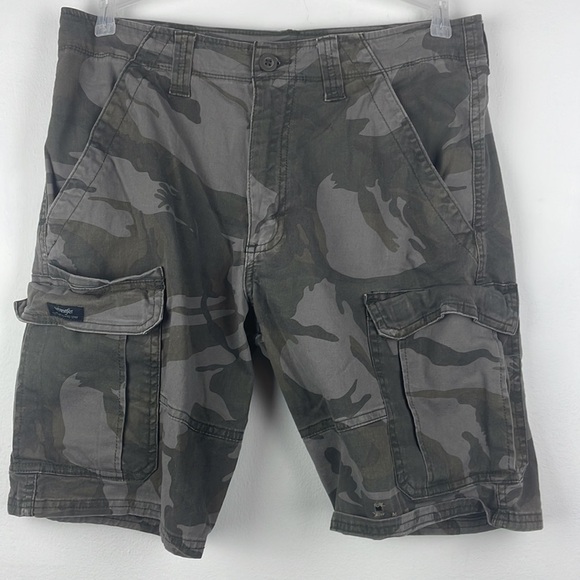 Wrangler Relaxed Fit Camo Cargo Shorts Size 30 Cotton Spandex Blend - Picture 1 of 10